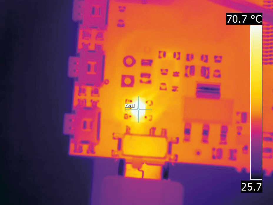 啟用了微距模式的FLIR T540相機(jī)拍攝的PCBA圖像。相機(jī)以微距模式在76°C測(cè)量目標(biāo)熱點(diǎn)。