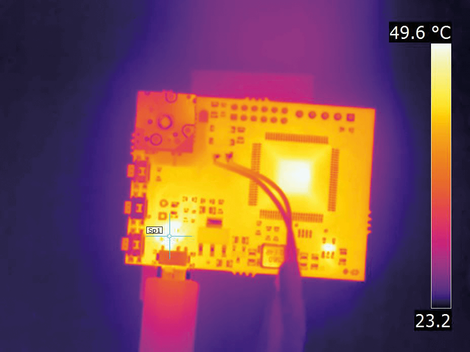 PCBA成像與FLIR T540相機(jī)沒有微距模式啟用。相機(jī)在沒有微距模式的情況下，在74°C下對(duì)目標(biāo)熱點(diǎn)進(jìn)行測(cè)量。